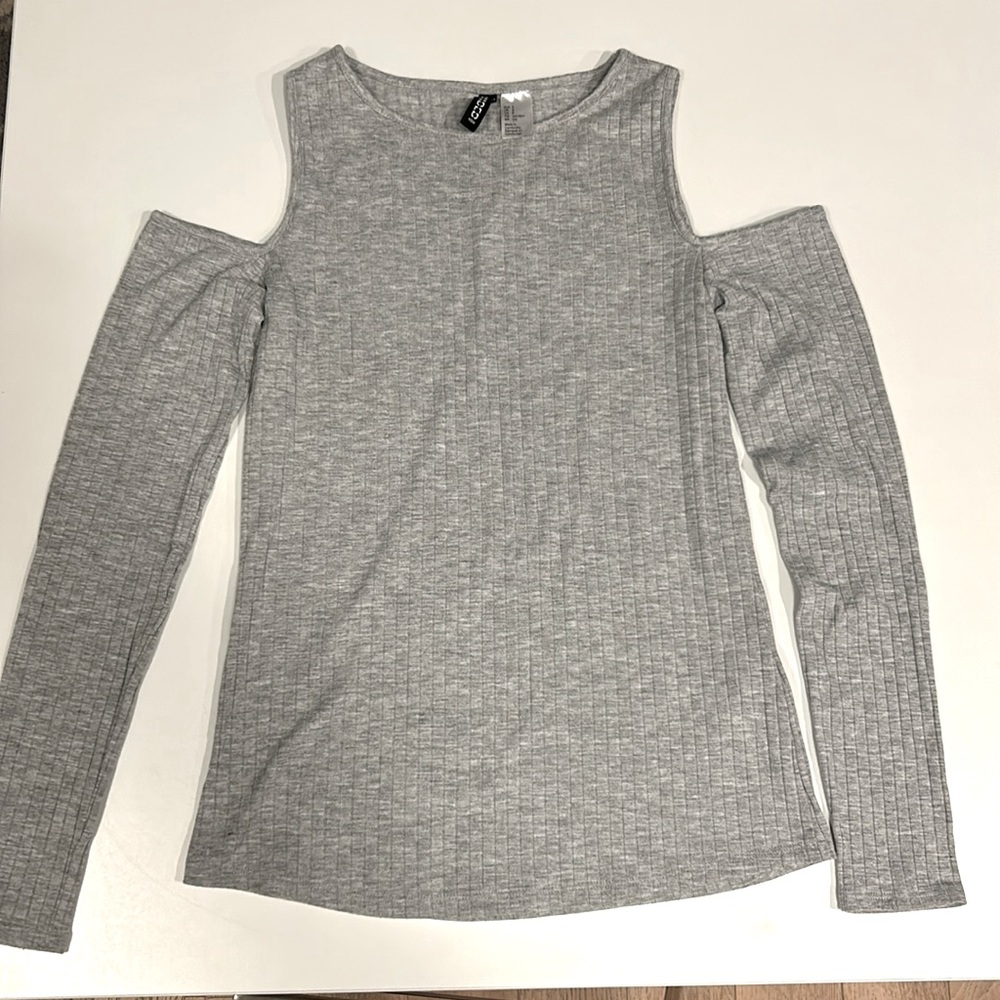 Like New H&M Gray Cold Shoulder Top. Size Small